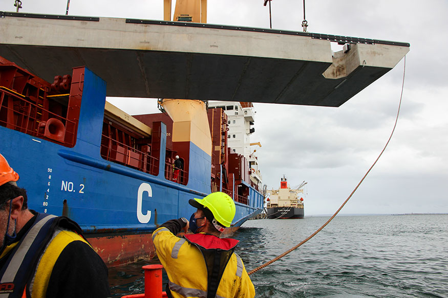 Wave attenuator and ship